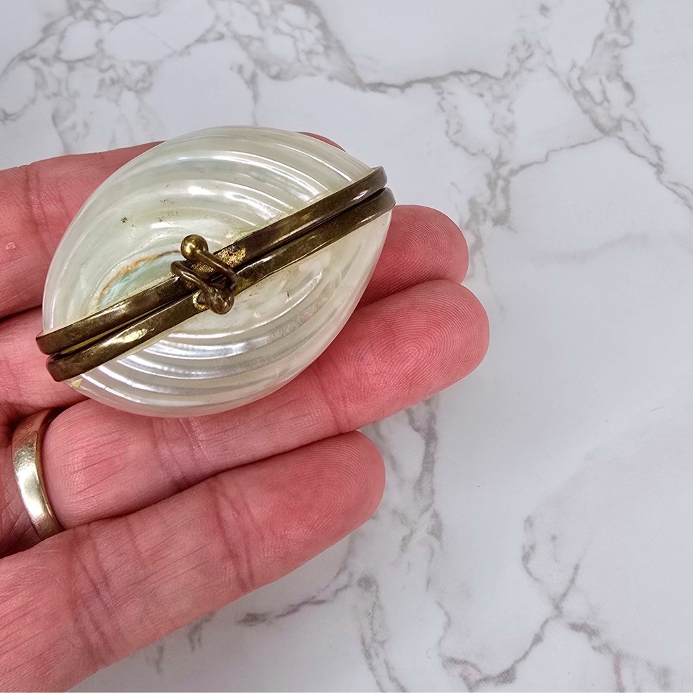 Vintage Mother of Pearl Seashell Trinket Box Brass Clasp Iridescent Pill Case - Picture 9 of 11